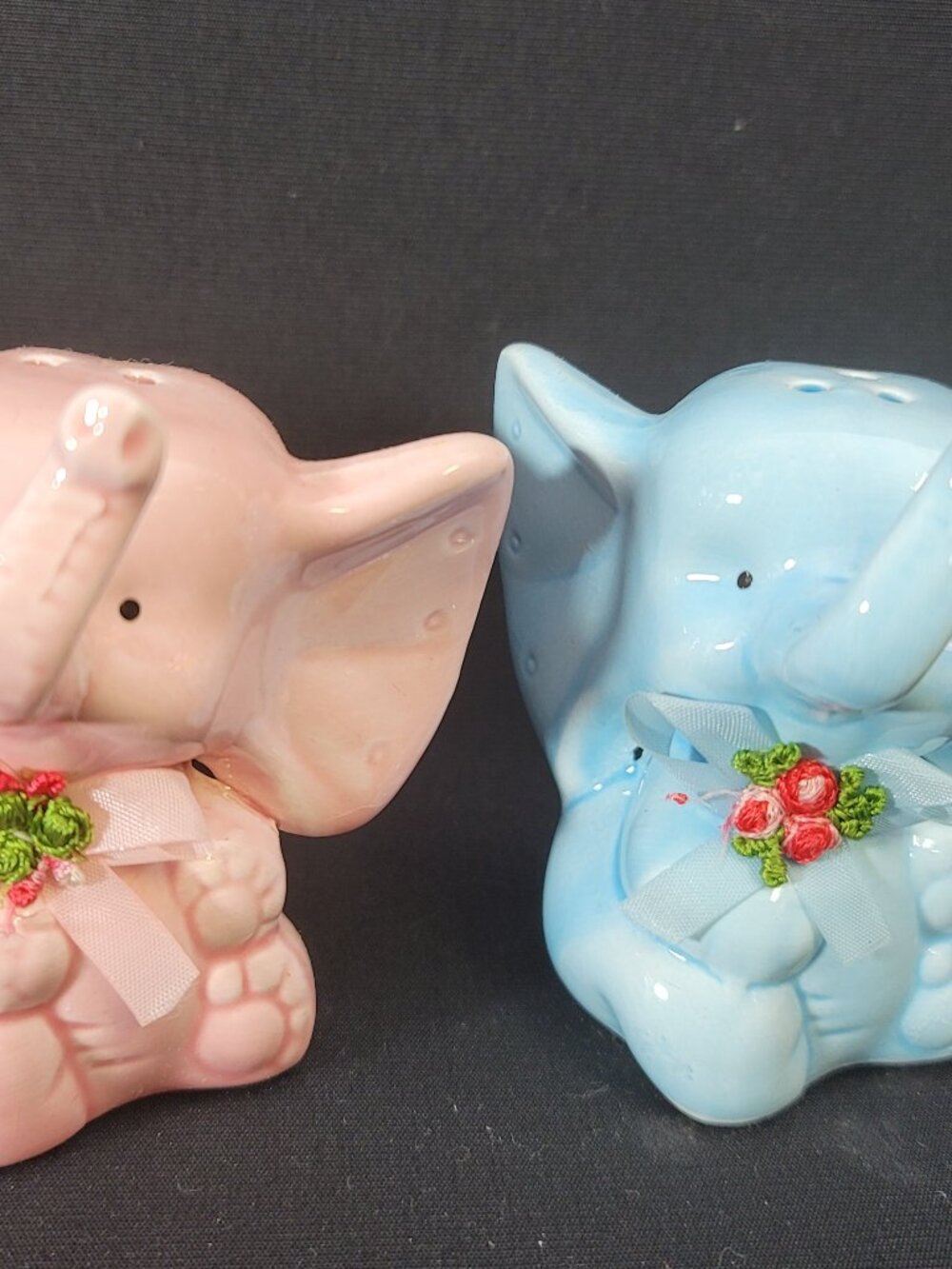 Artmark Kissing Elephant Salt Pepper Shakers Pink Blue #9765 Original Box
